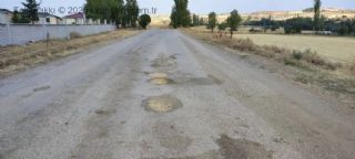 İki yıldır asfaltlanmayı bekleyen yol, çileden çıkarıyor